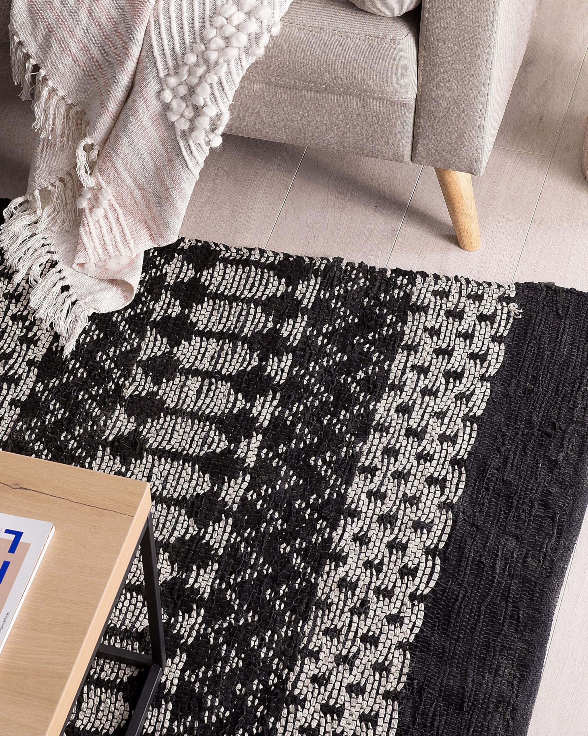 beliani-sokun-teppich-140x200-cm-schwarz-beige-kurzflor-leder image 3