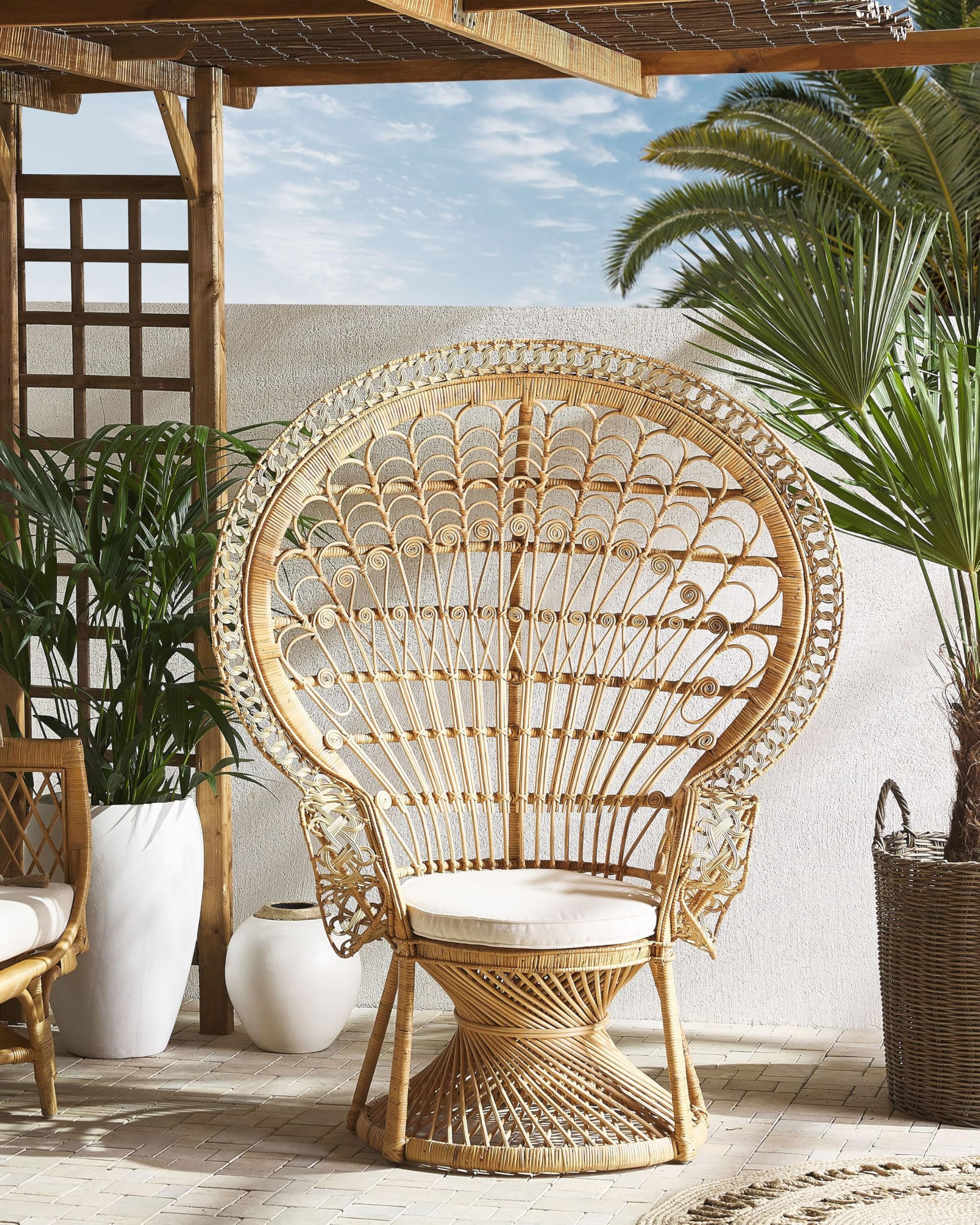beliani-emmanuelle-pfauensessel-rattan-beige-kissen image 2