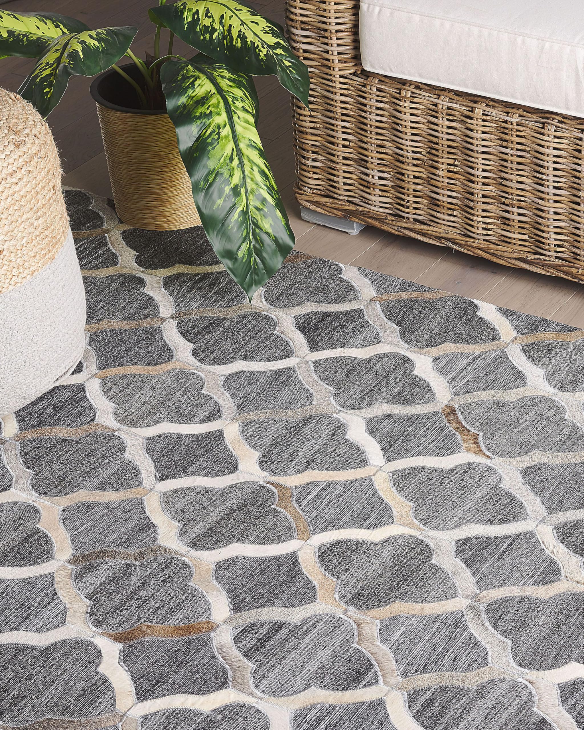 beliani-rolunay-teppich-140x200-cm-grau-beige-leder-patchwork image 2