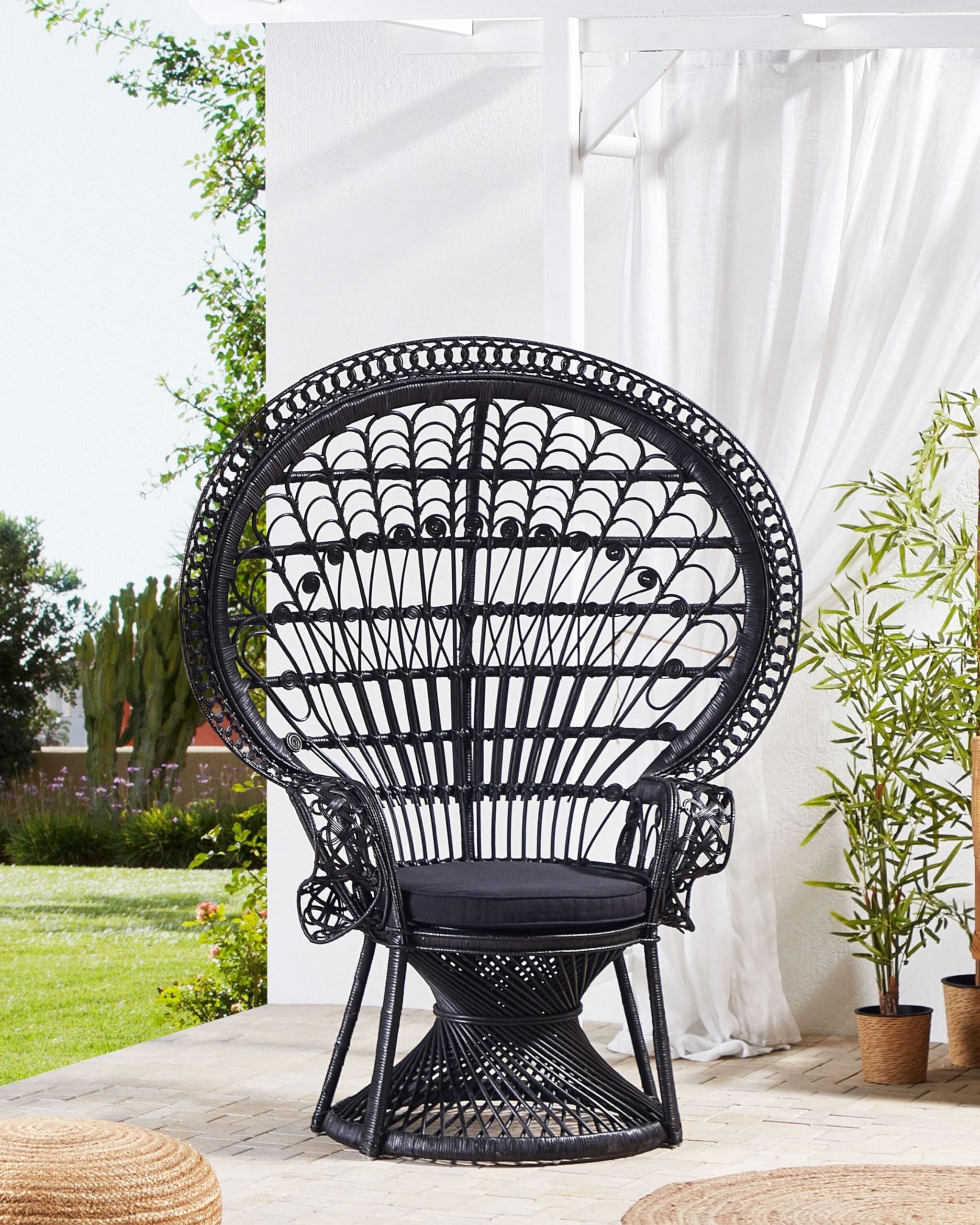 beliani-emmanuelle-pfauensessel-rattan-schwarz-mit-kissen image 2