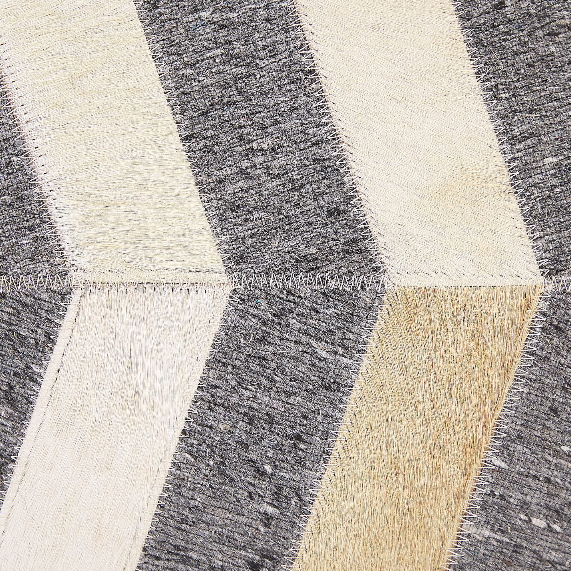 beliani-bagozze-teppich-160x230-cm-grau-beige-leder-patchwork image 5