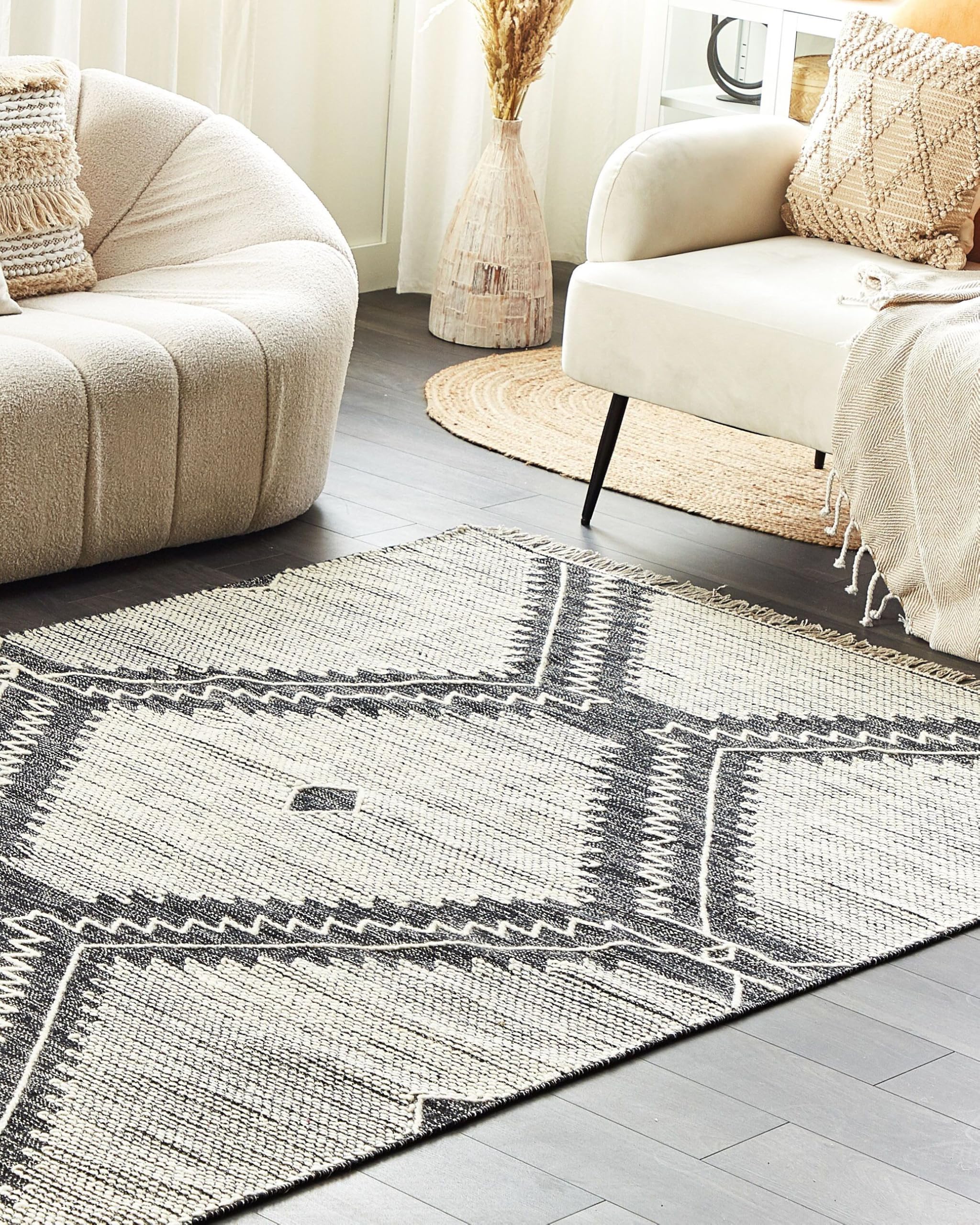 beliani-arbaa-teppich-140x200-schwarz-wei-boho-kurzflor image 2