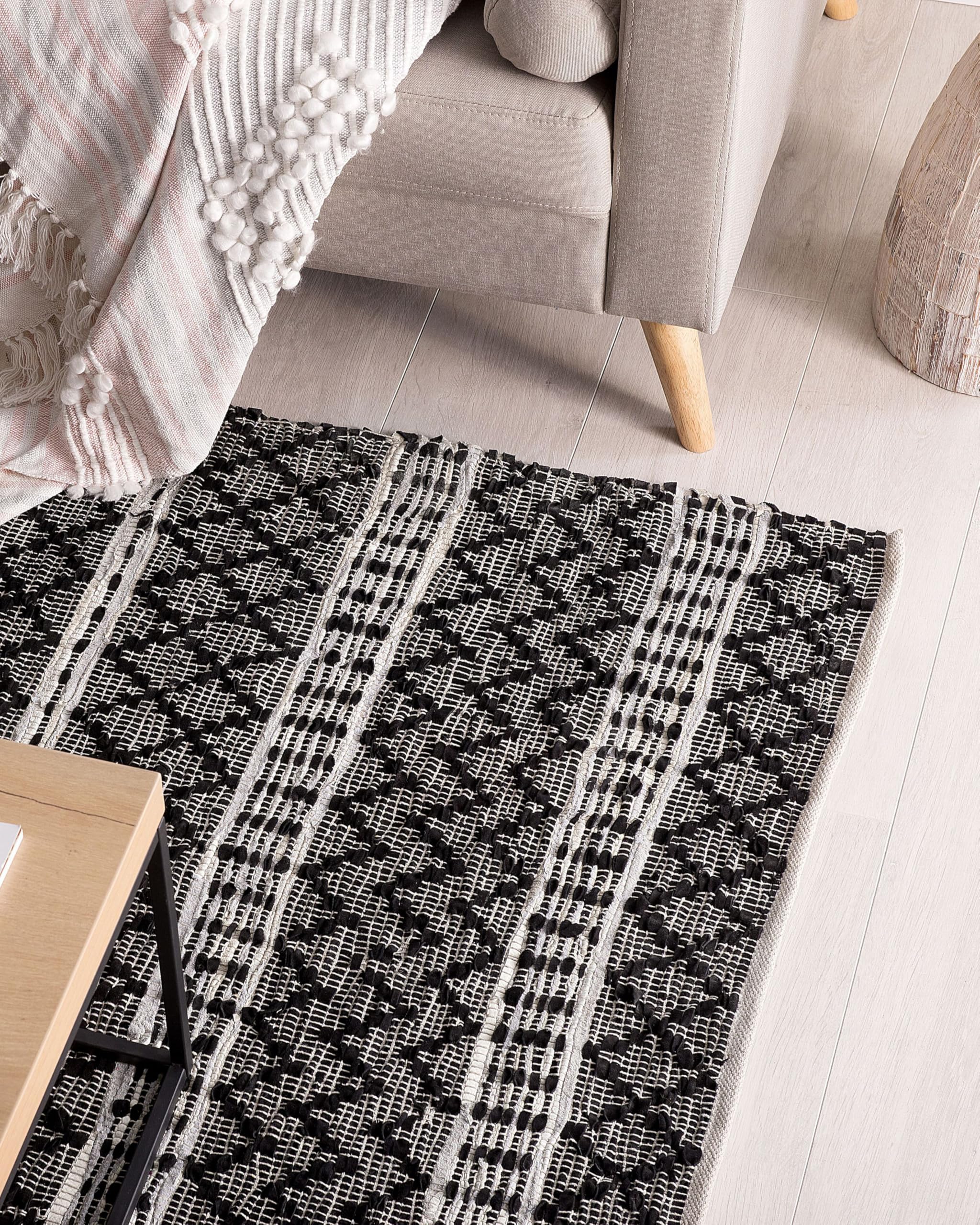 beliani-fehimli-teppich-140x200-cm-schwarz-beige-leder-kurzflor image 2