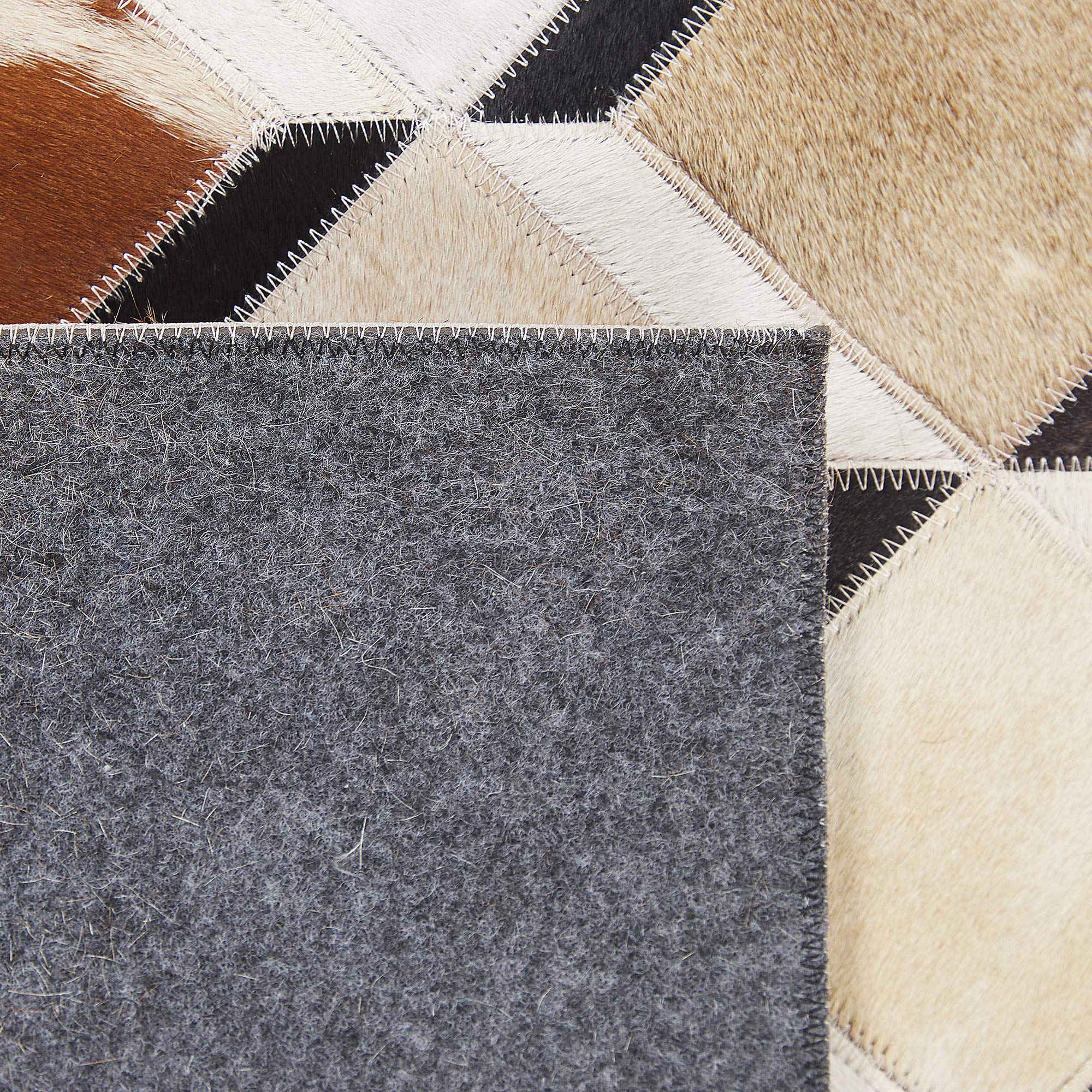 beliani-serinova-kuhfell-teppich-140x200-cm-braun-patchwork image 7