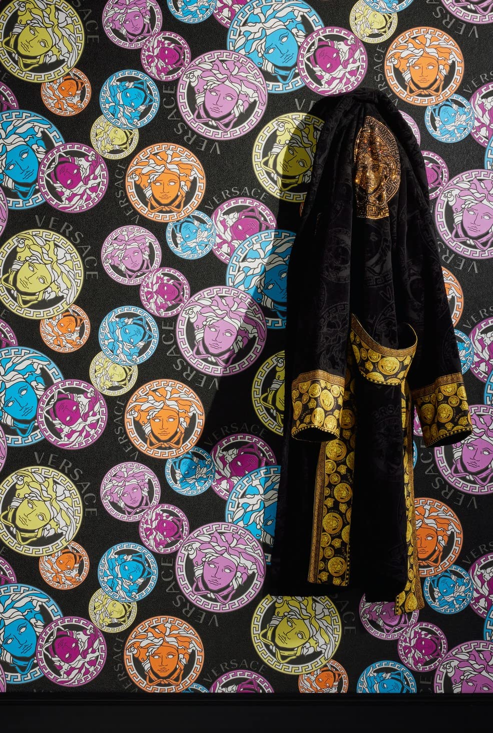 a-s-cr-ation-versace-386104-vliestapete-schwarz-bunt-logo-10-05x0-70m image 3
