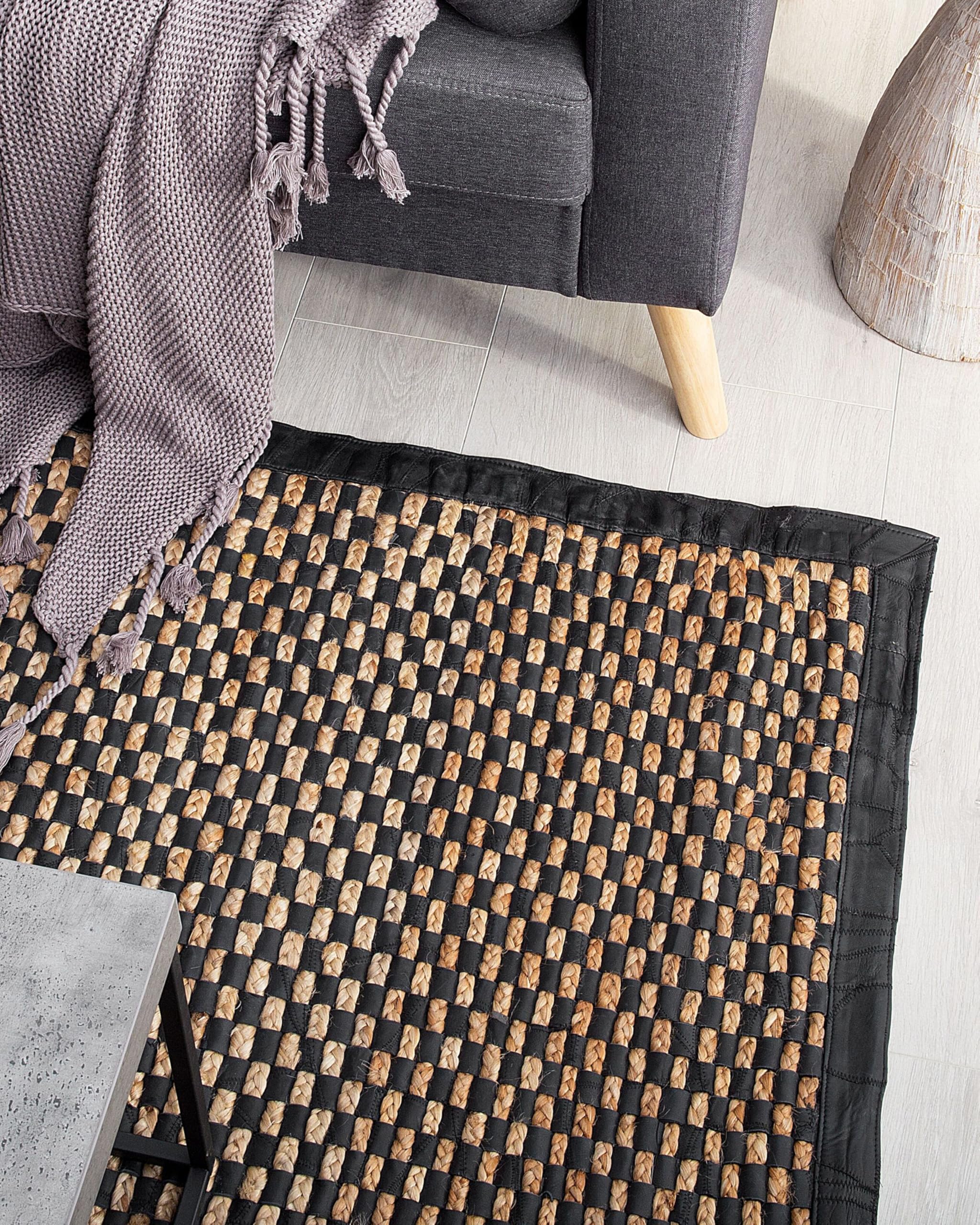beliani-gerce-ii-teppich-140x200-beige-schwarz-leder-jute-kariert image 2