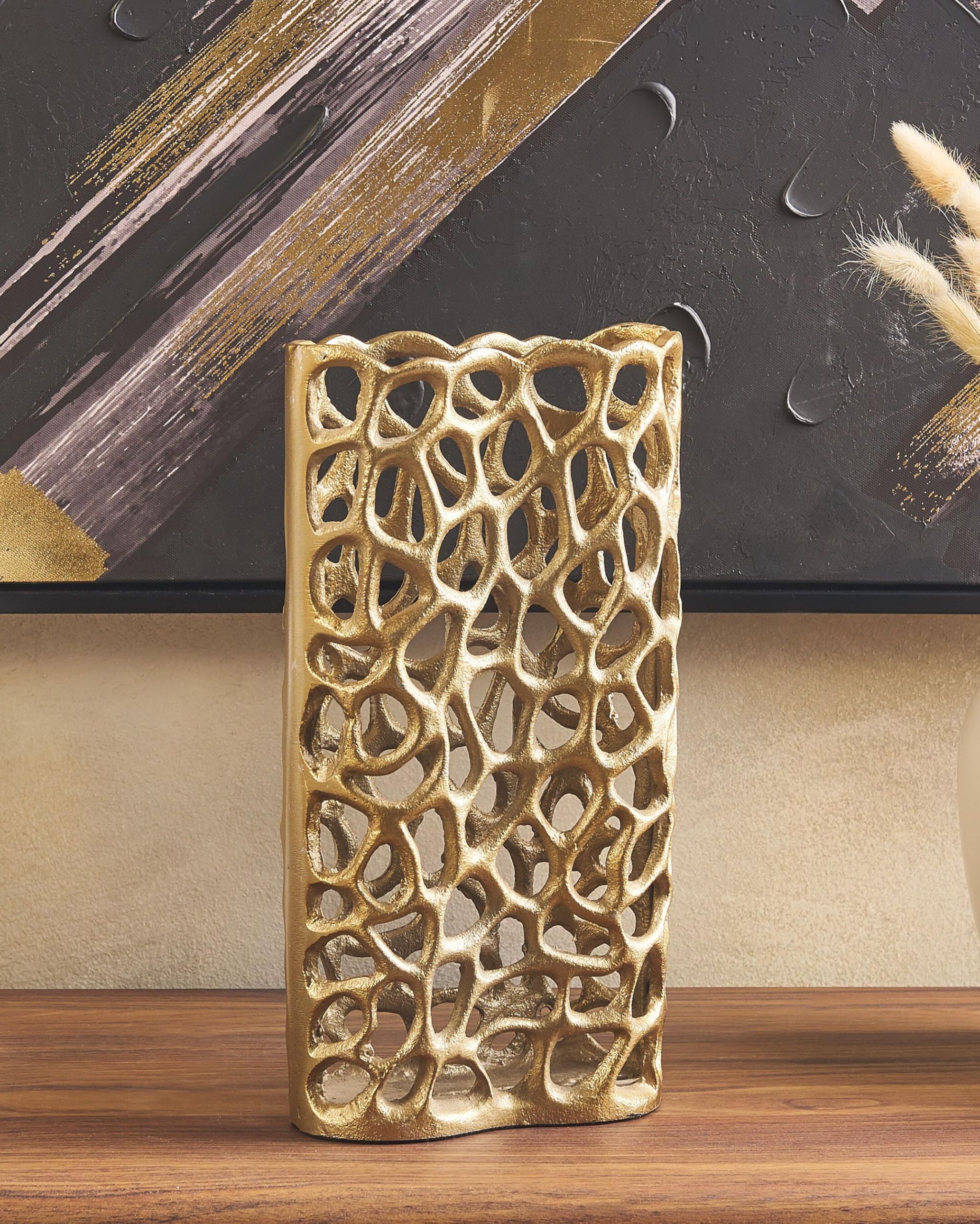 beliani-sanchi-dekovase-aluminium-gold-33-cm-lochmuster image 2