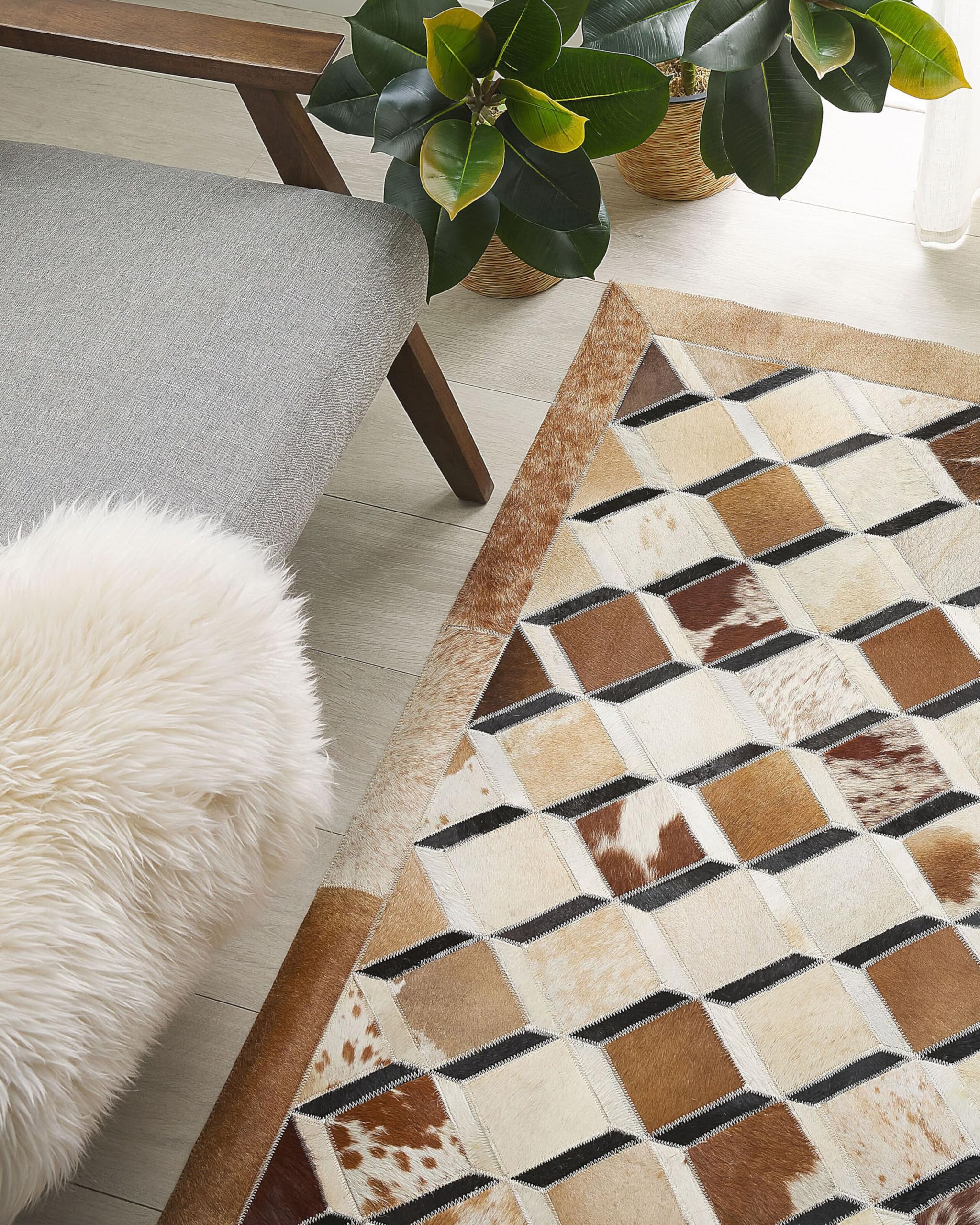 beliani-serinova-kuhfell-teppich-140x200-cm-braun-patchwork image 2