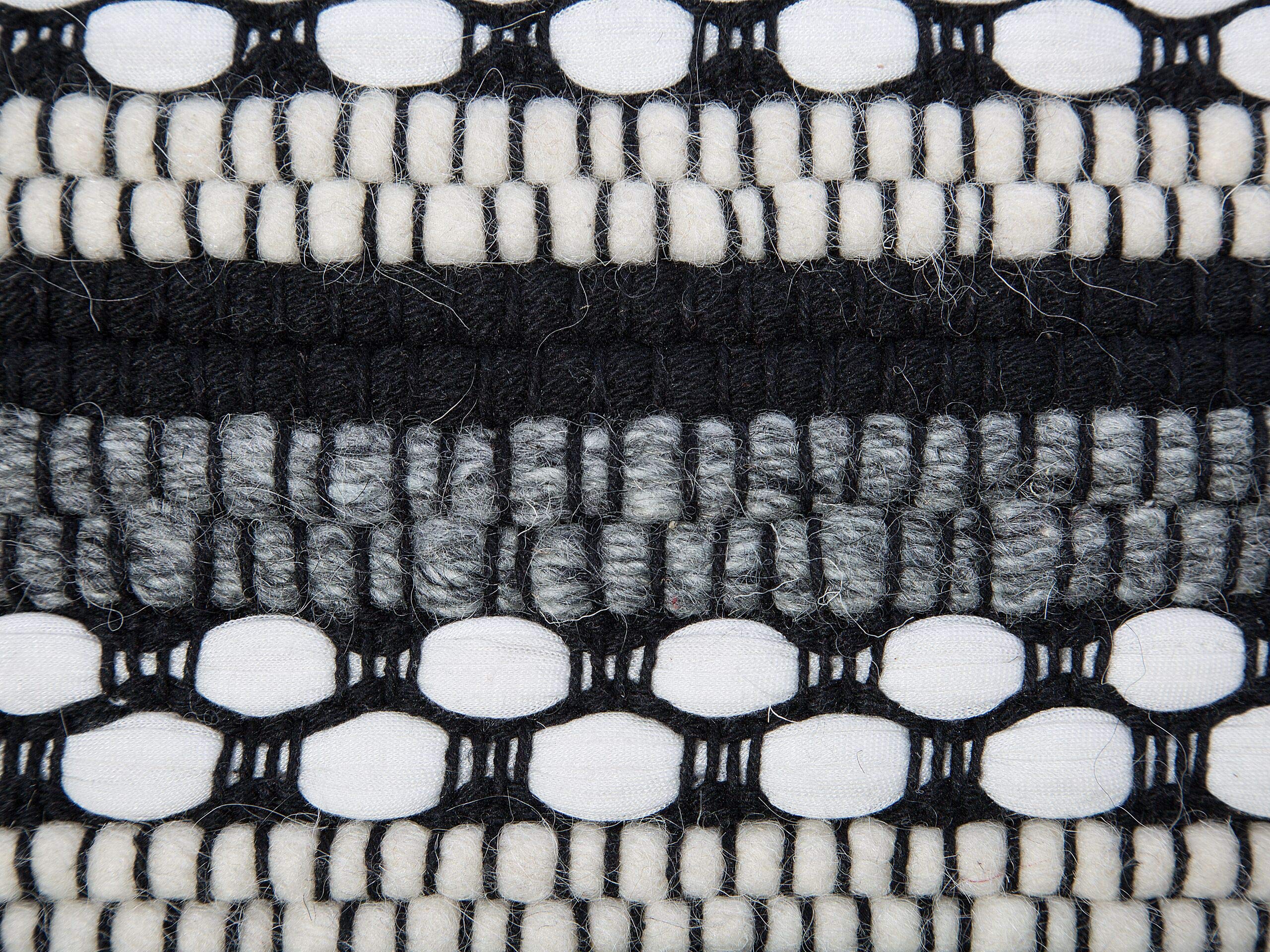 beliani-guntur-pouf-gestrickt-wei-schwarz-boho image 7