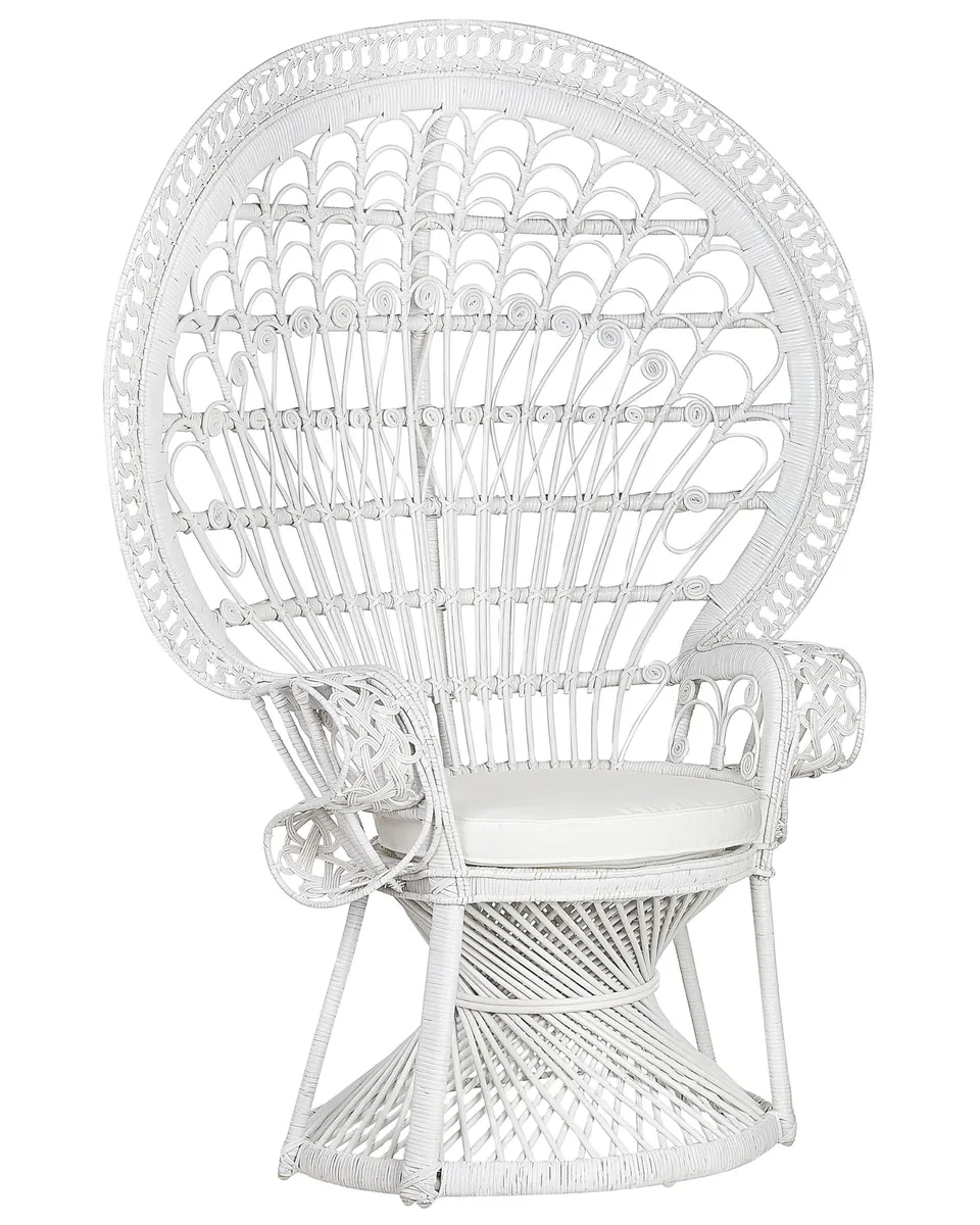 beliani-emmanuelle-pfauensessel-rattan-wei-mit-kissen image 1