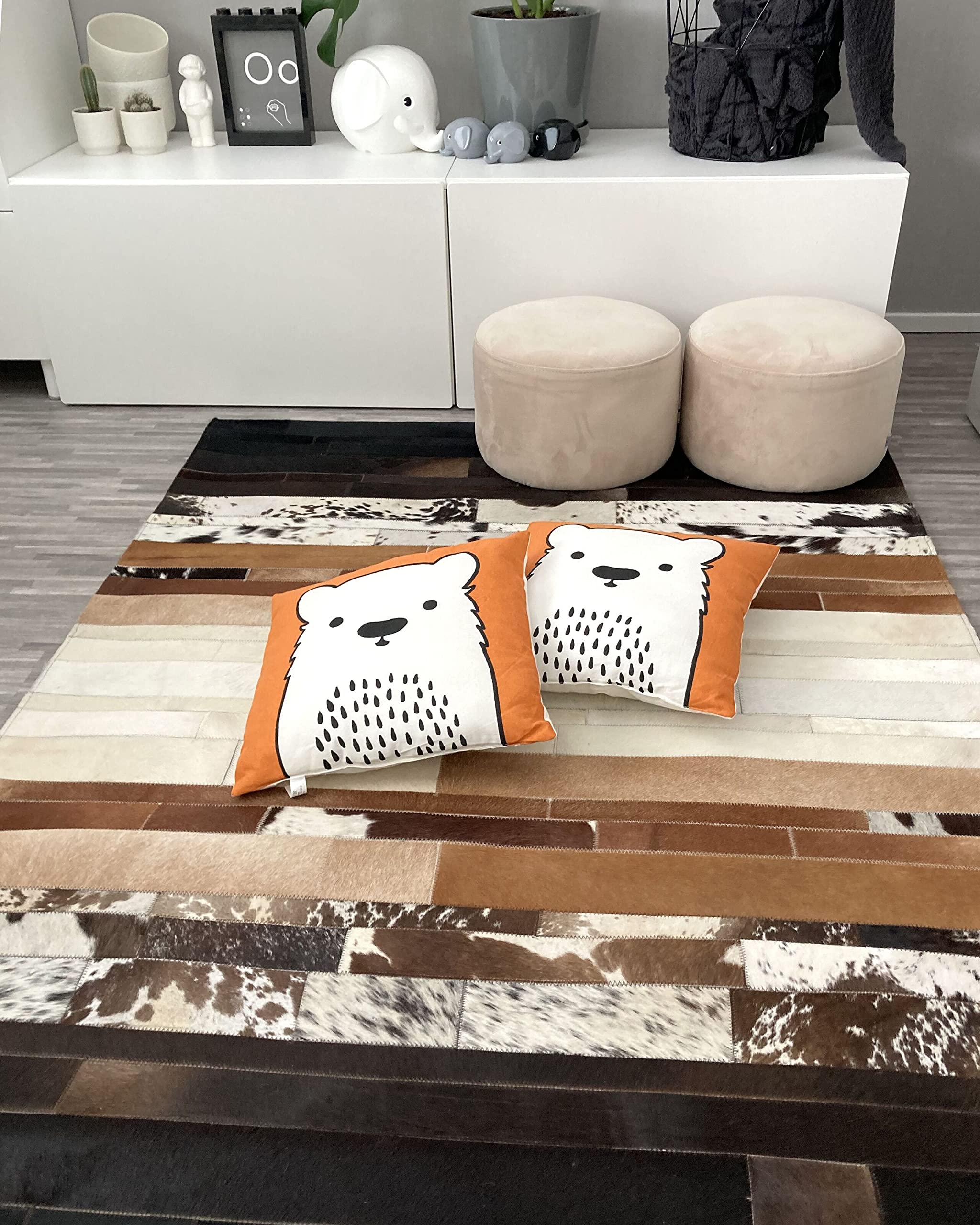 beliani-dalyan-kuhfellteppich-140x200-schwarz-beige image 2