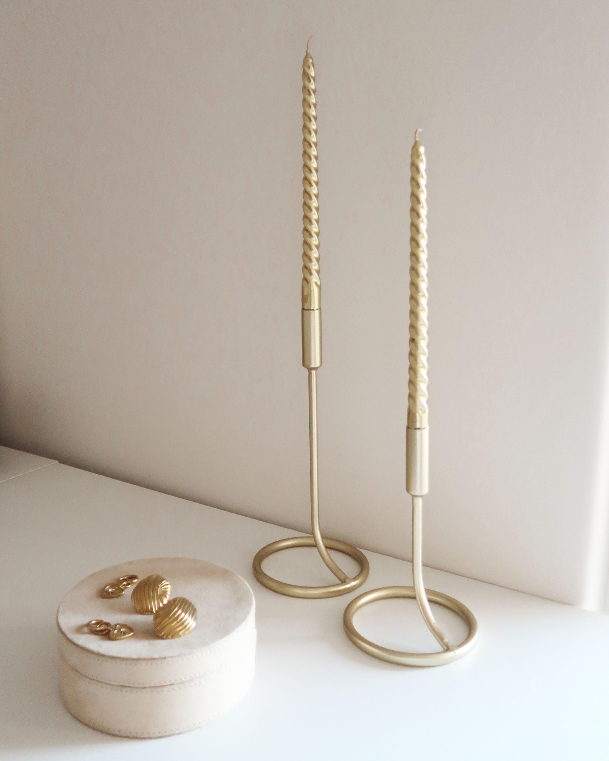 beliani-kerzenhalter-gold-metall-2er-set-19-28-cm-modern image 8