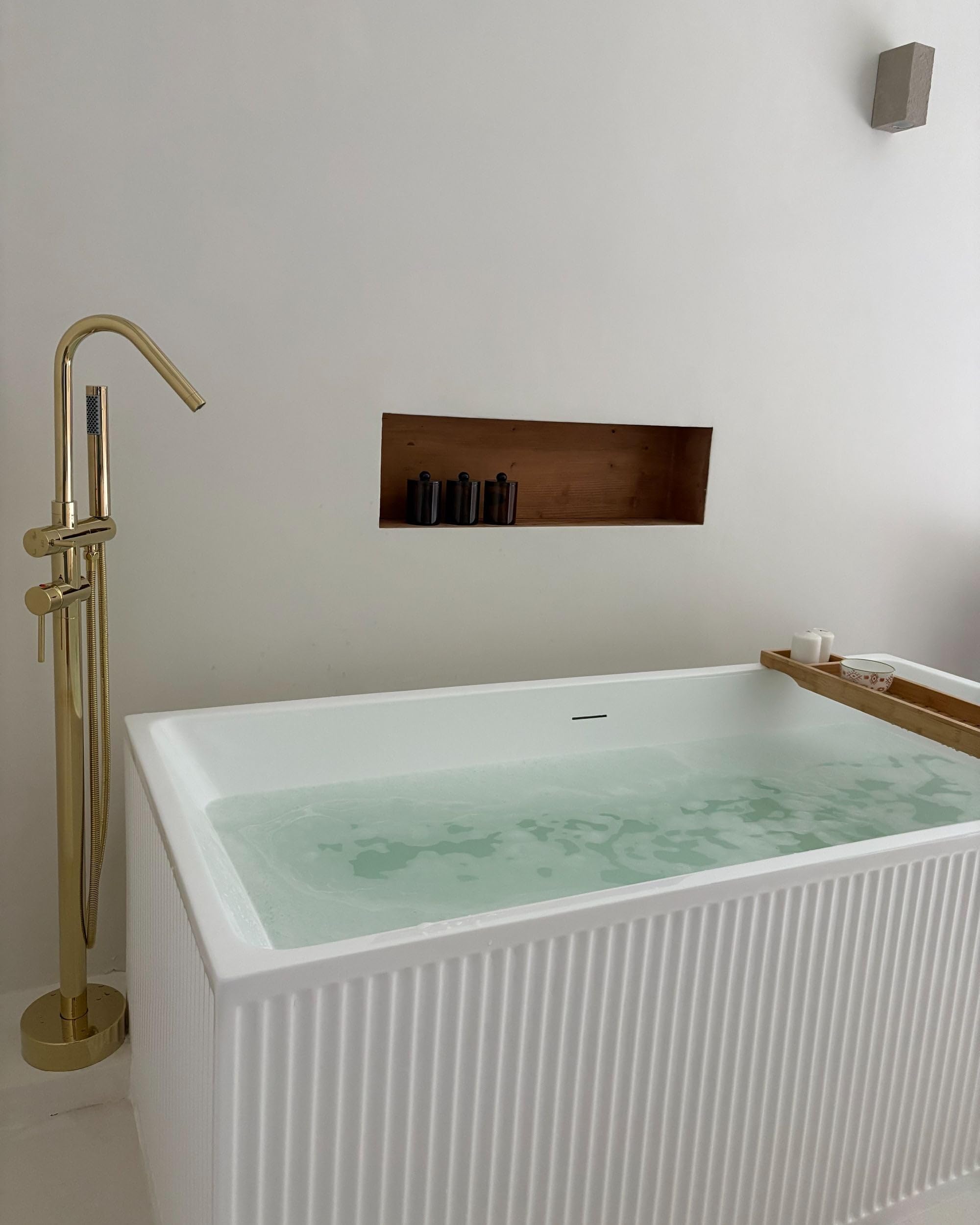 beliani-victoria-freistehende-badewannenarmatur-gold-mit-brause image 8