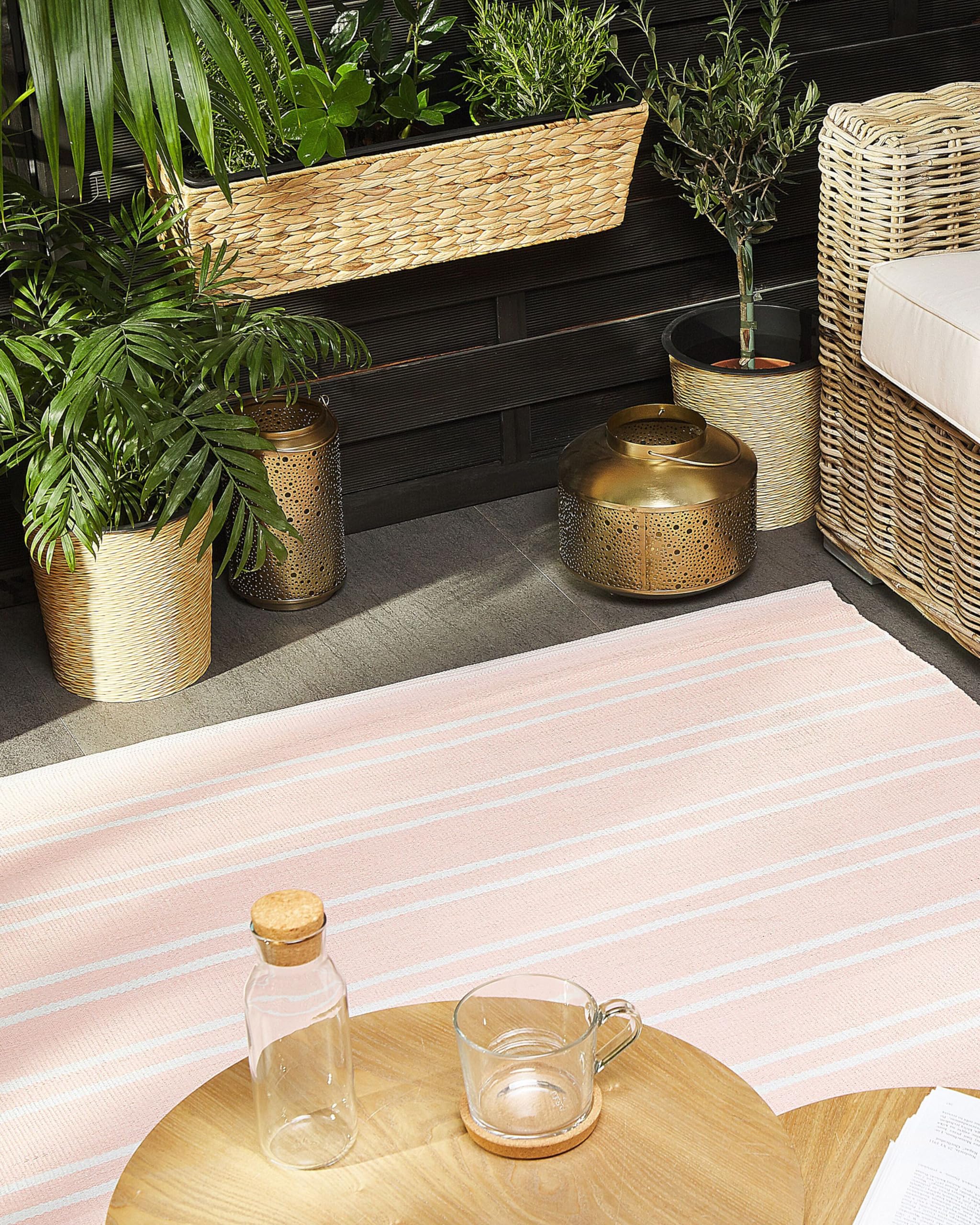beliani-akyar-teppich-140x200-rosa-gestreift-outdoor image 3