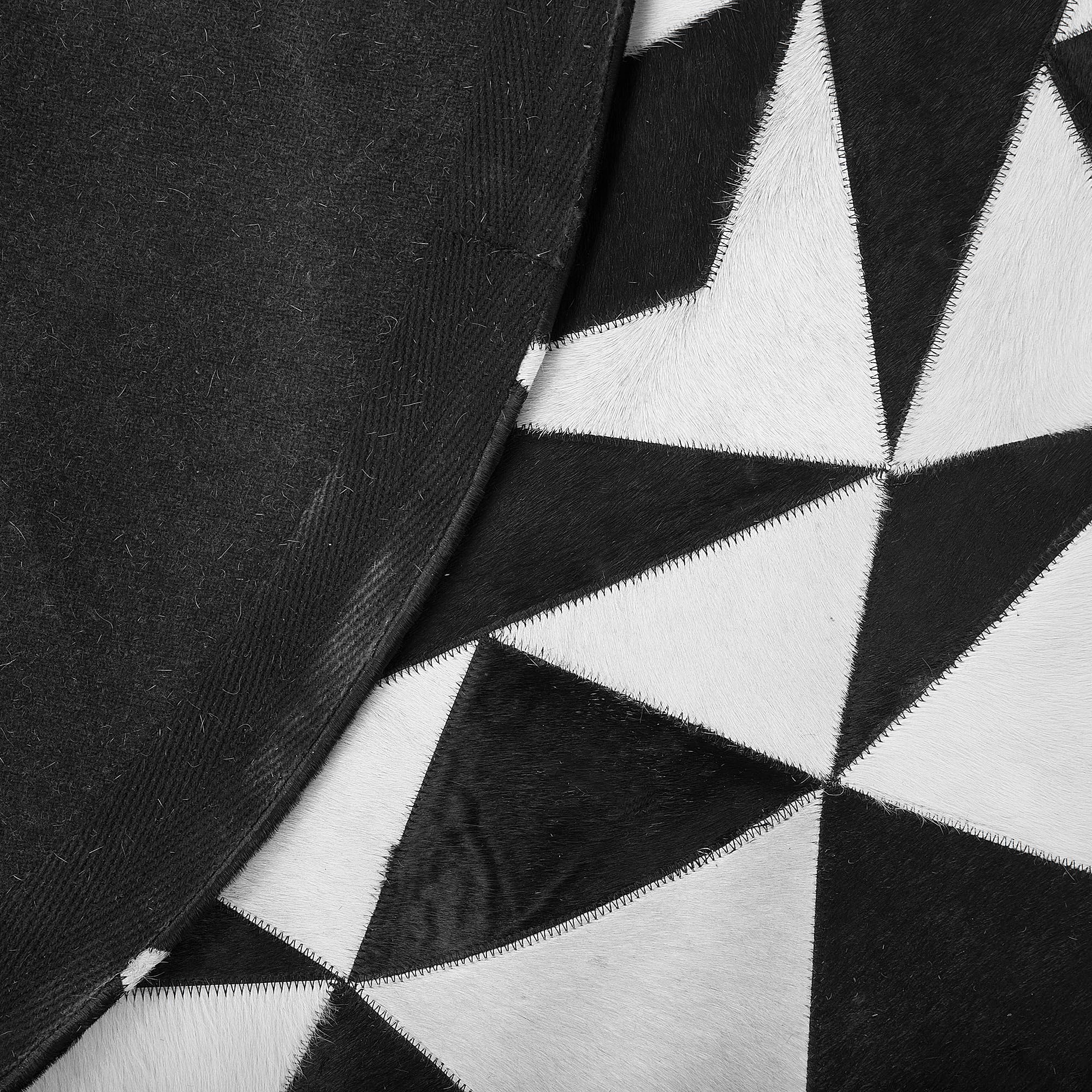 beliani-turgutlu-lederteppich-rund-140-cm-schwarz-wei-geometrisch image 5