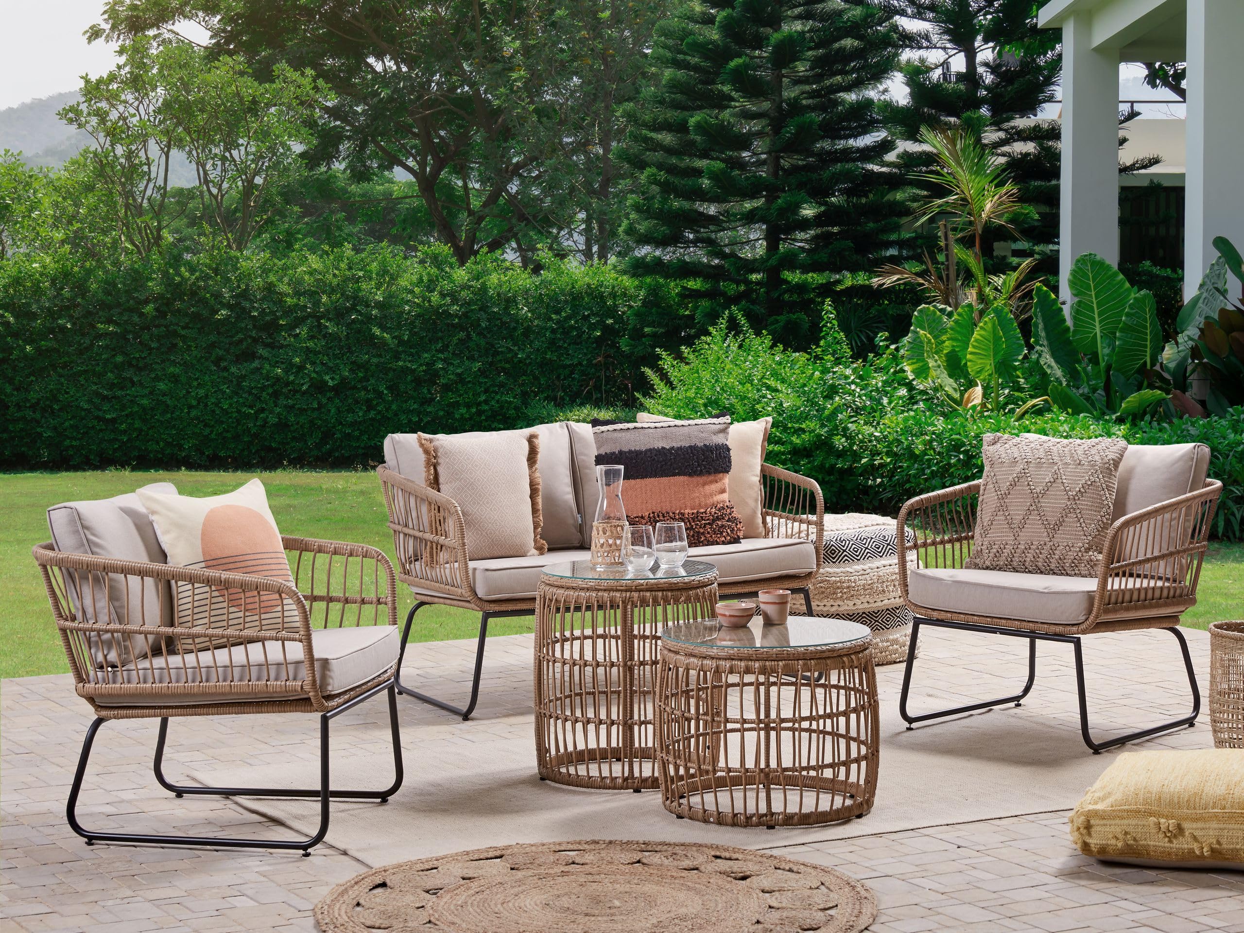 beliani-ravello-sitzgruppe-polyrattan-beige-4-personen-mit-tischen image 2