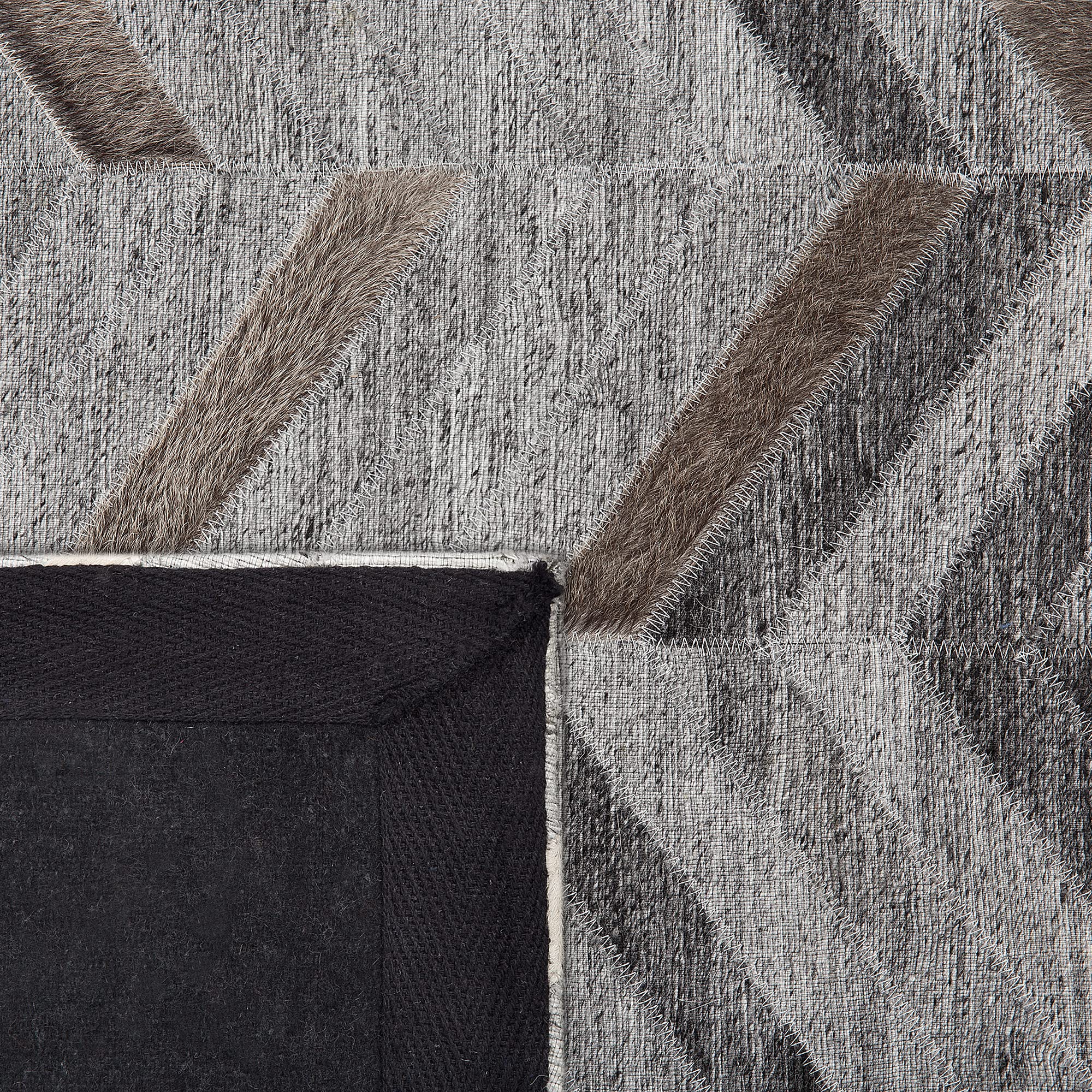 beliani-arkum-teppich-140x200-grau-leder-zickzack-muster image 5