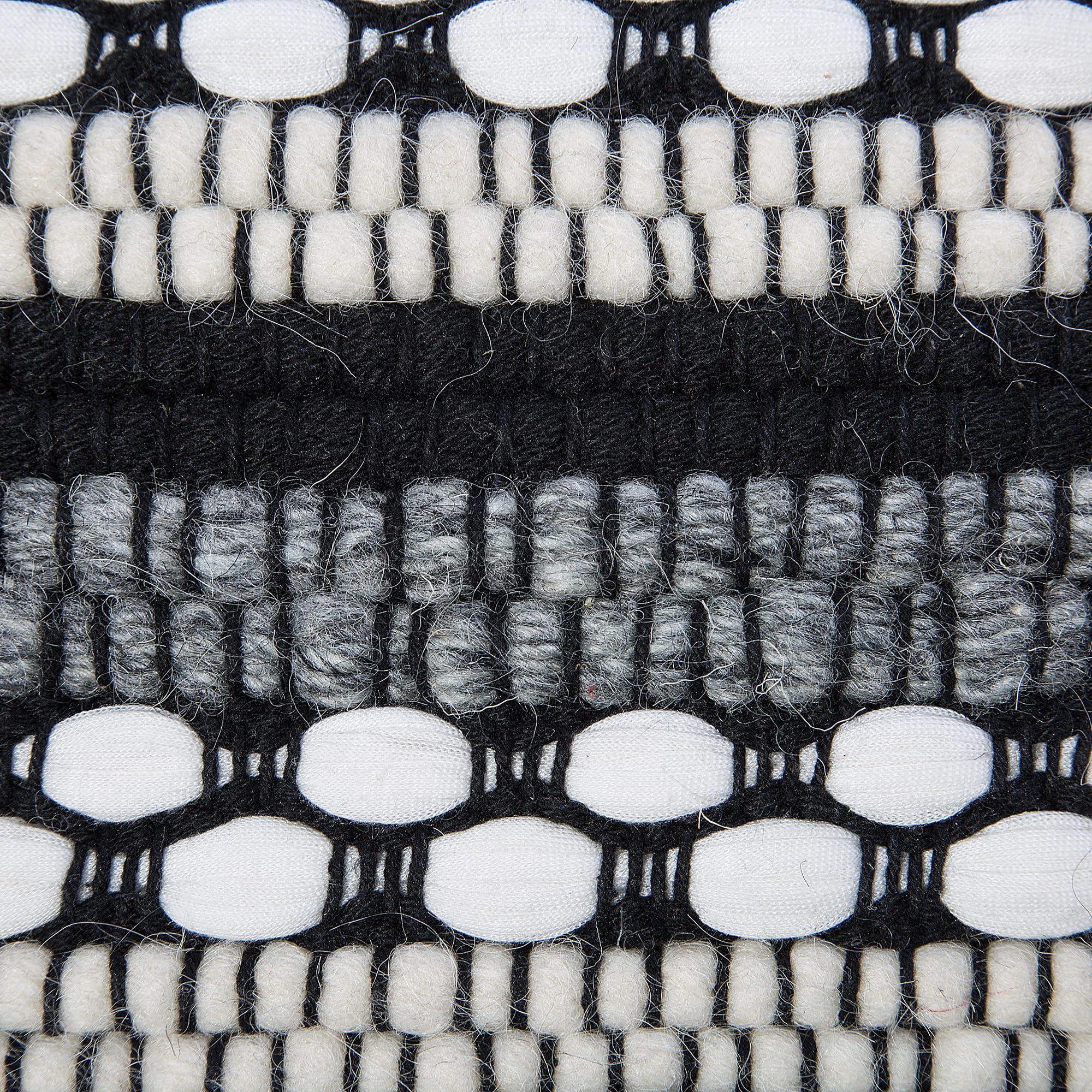 beliani-guntur-pouf-gestrickt-wei-schwarz-boho image 6
