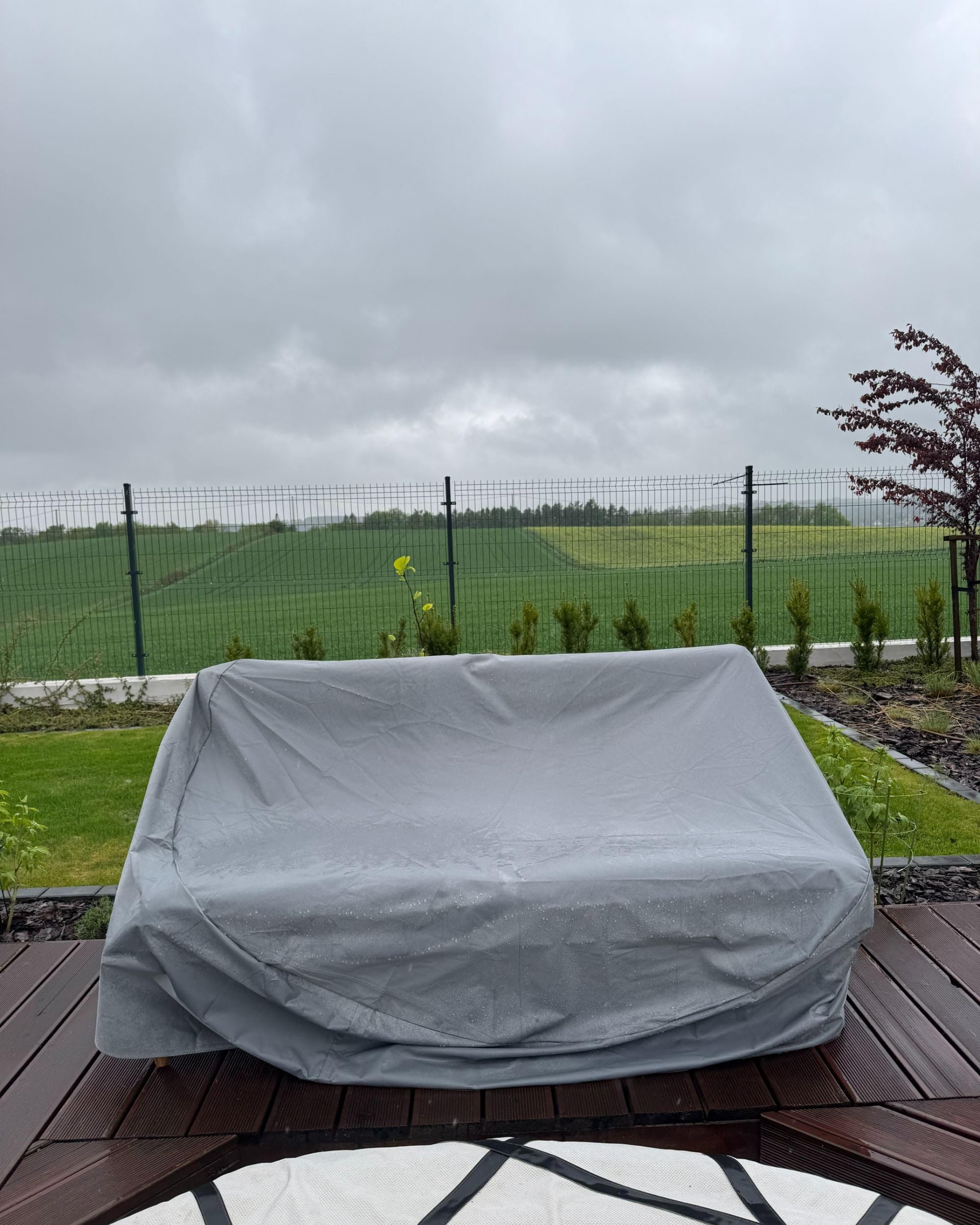 beliani-sylt-chuva-schutzh-lle-grau-165x140x75-cm image 8
