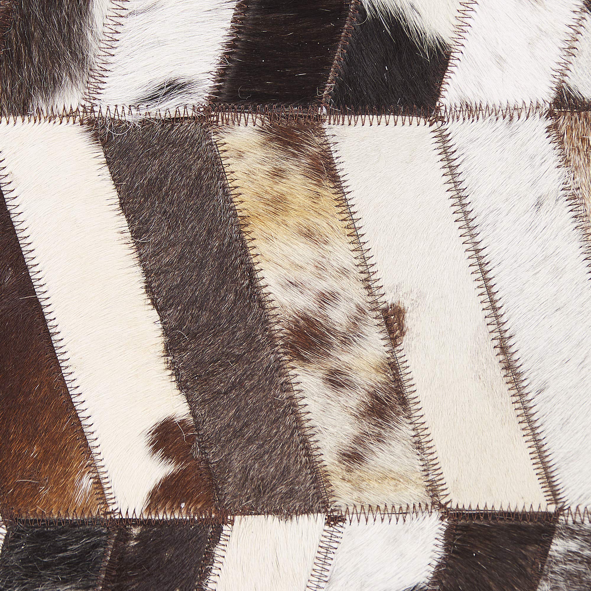beliani-akyele-kuhfell-teppich-braun-wei-140x200-patchwork image 5