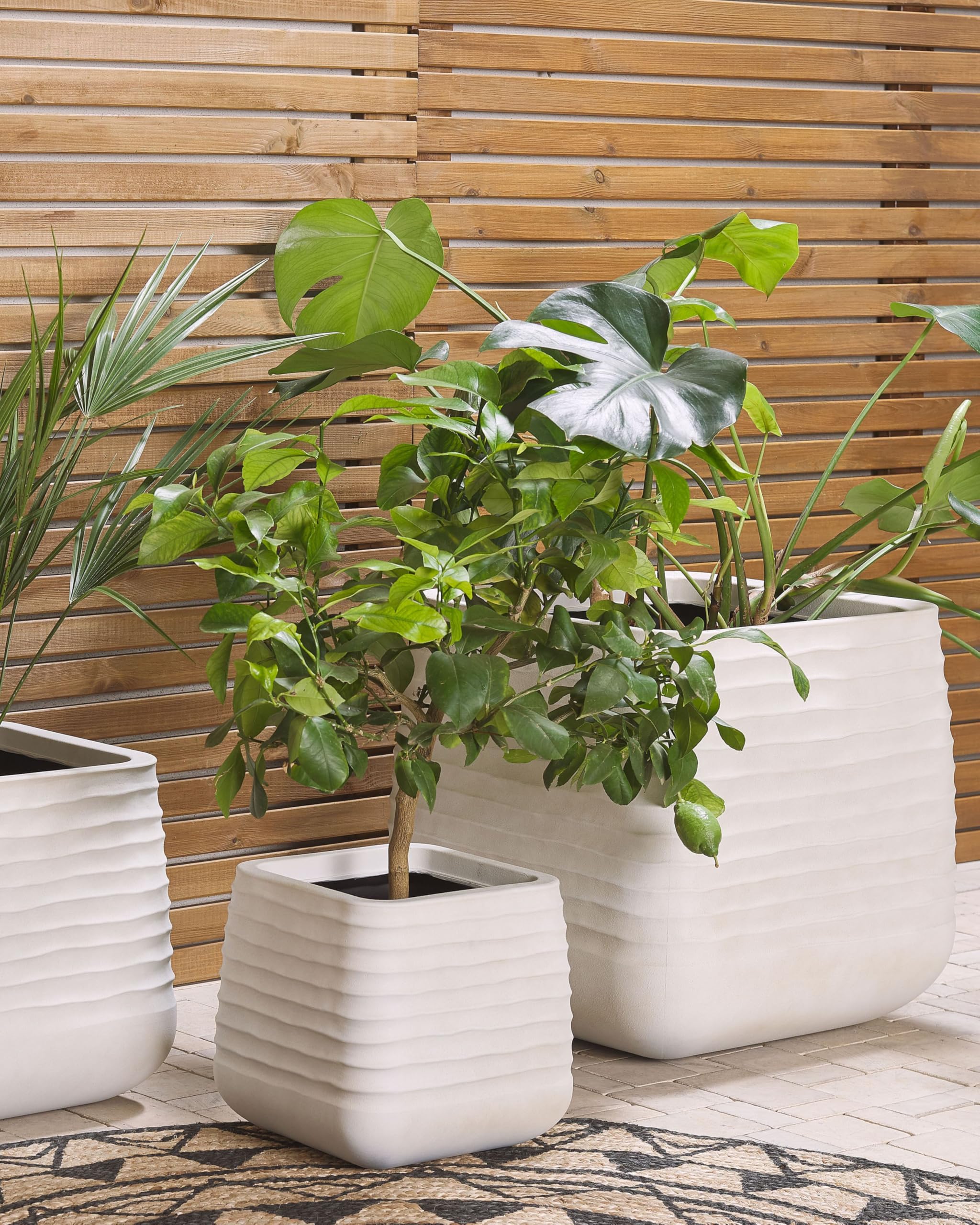 beliani-parikia-blumentopf-quadratisch-50x50-cm-cremewei-wetterfest image 2
