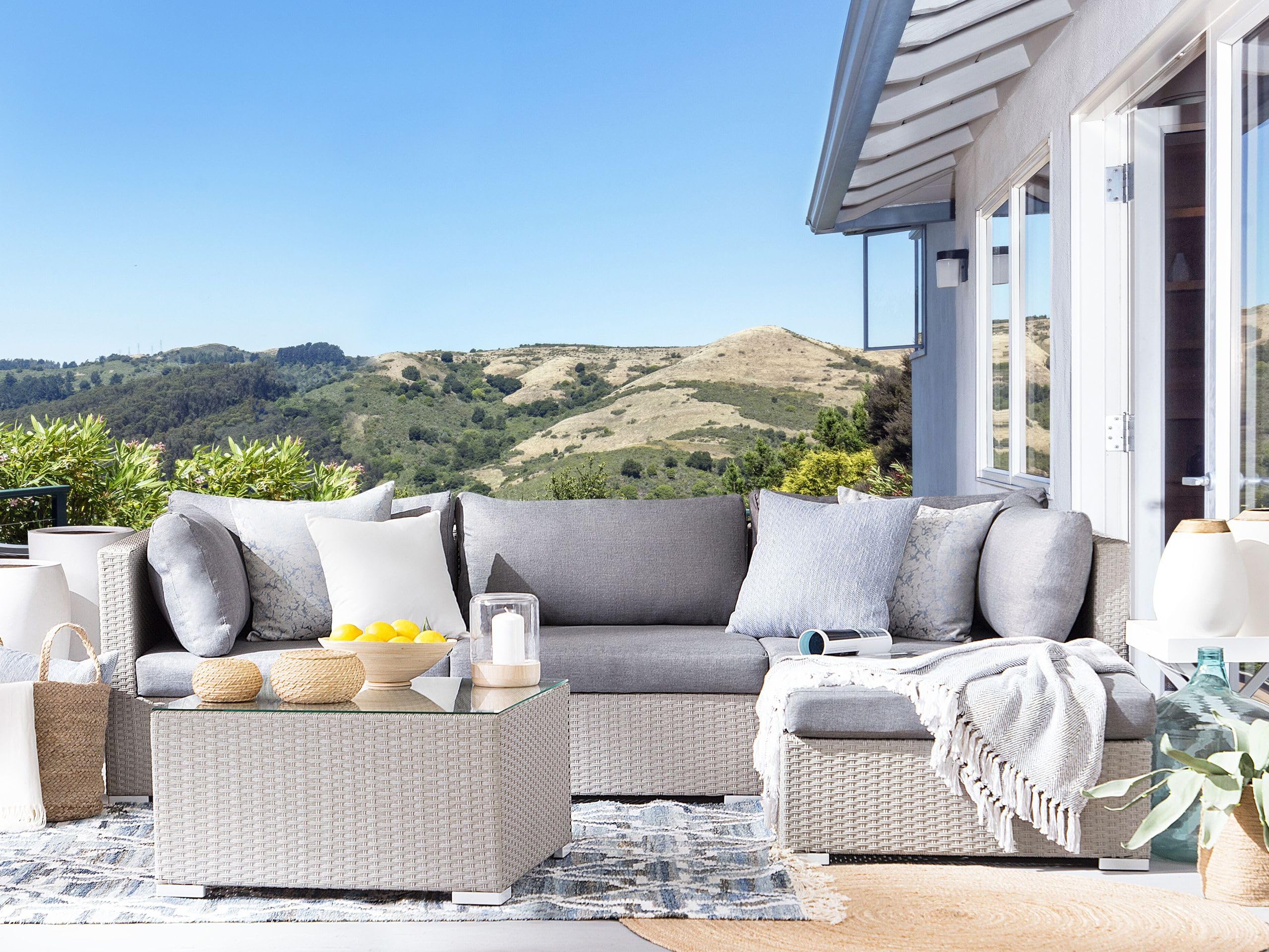 beliani-sano-ii-loungeset-rattan-hellgrau-links-4-personen image 2