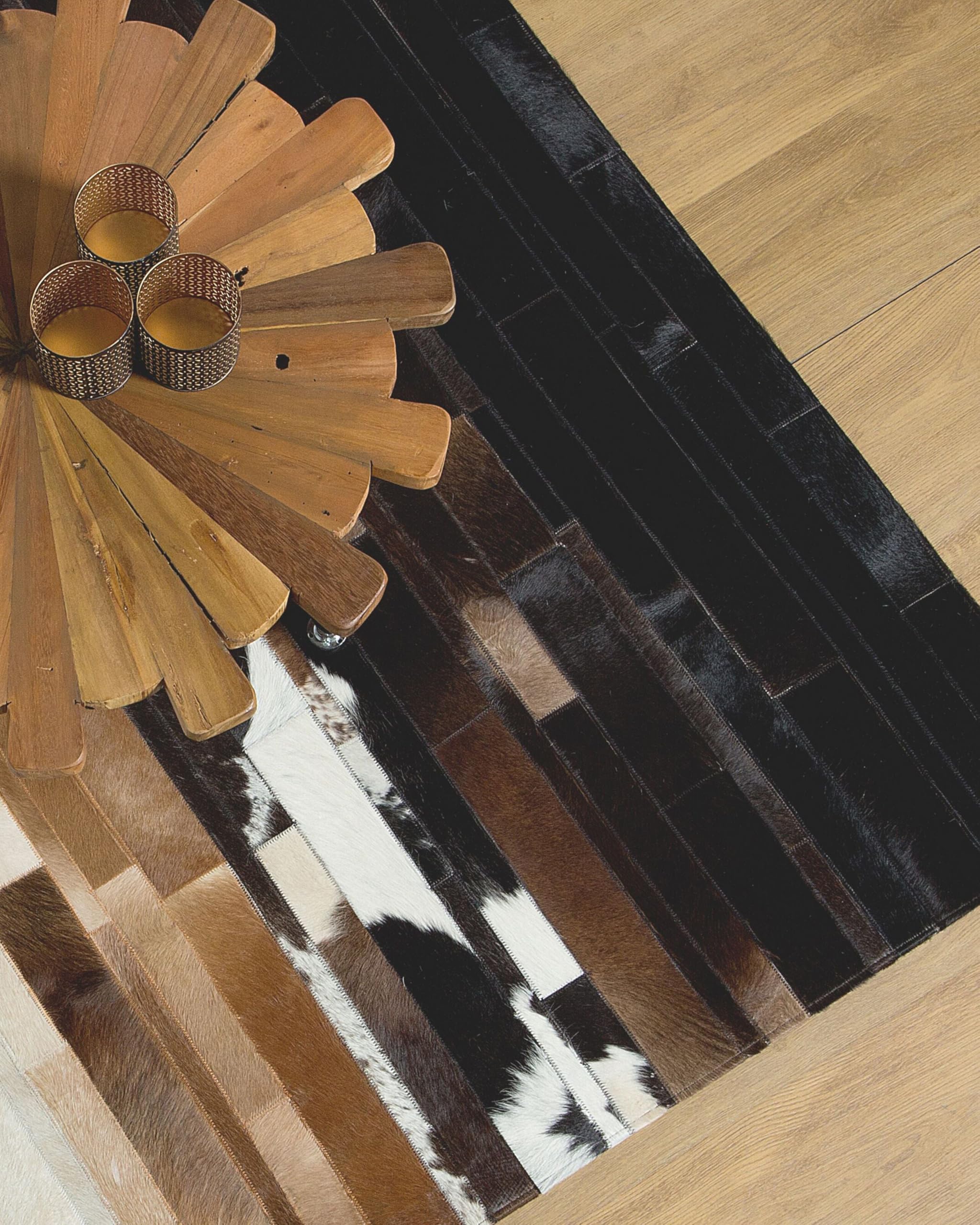 beliani-dalyan-kuhfellteppich-140x200-schwarz-beige image 4