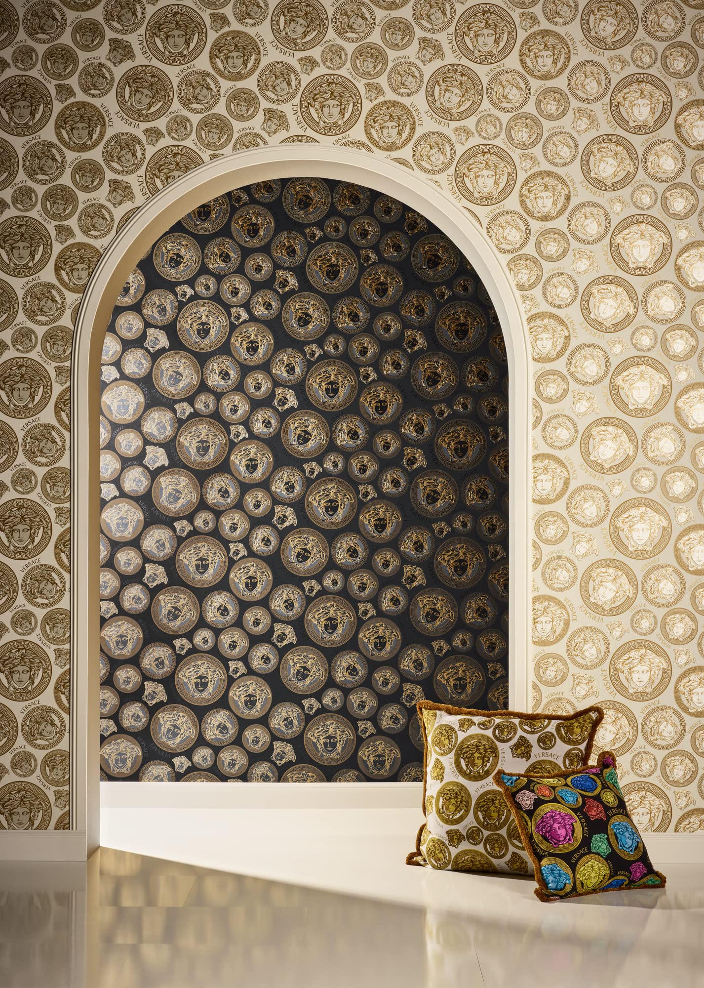 a-s-cr-ation-versace-5-386115-vliestapete-gold-wei-monogramm image 3