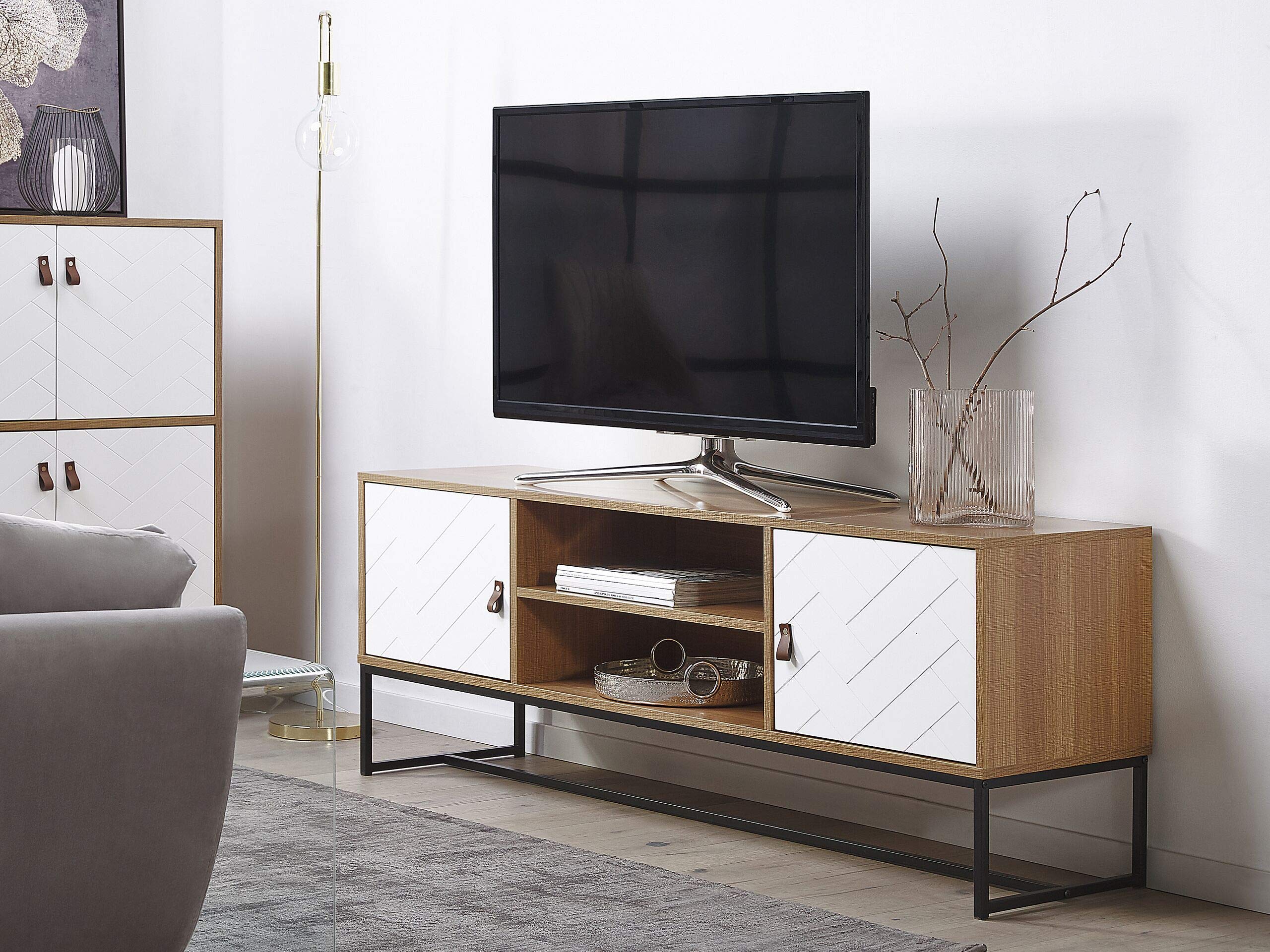 beliani-nueva-lowboard-tv-m-bel-hell-holz-wei-2-t-ren image 2