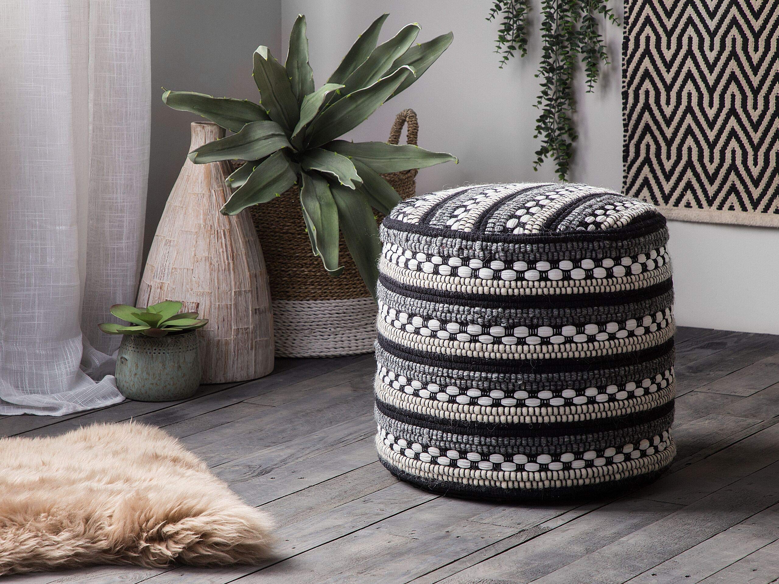 beliani-guntur-pouf-gestrickt-wei-schwarz-boho image 2