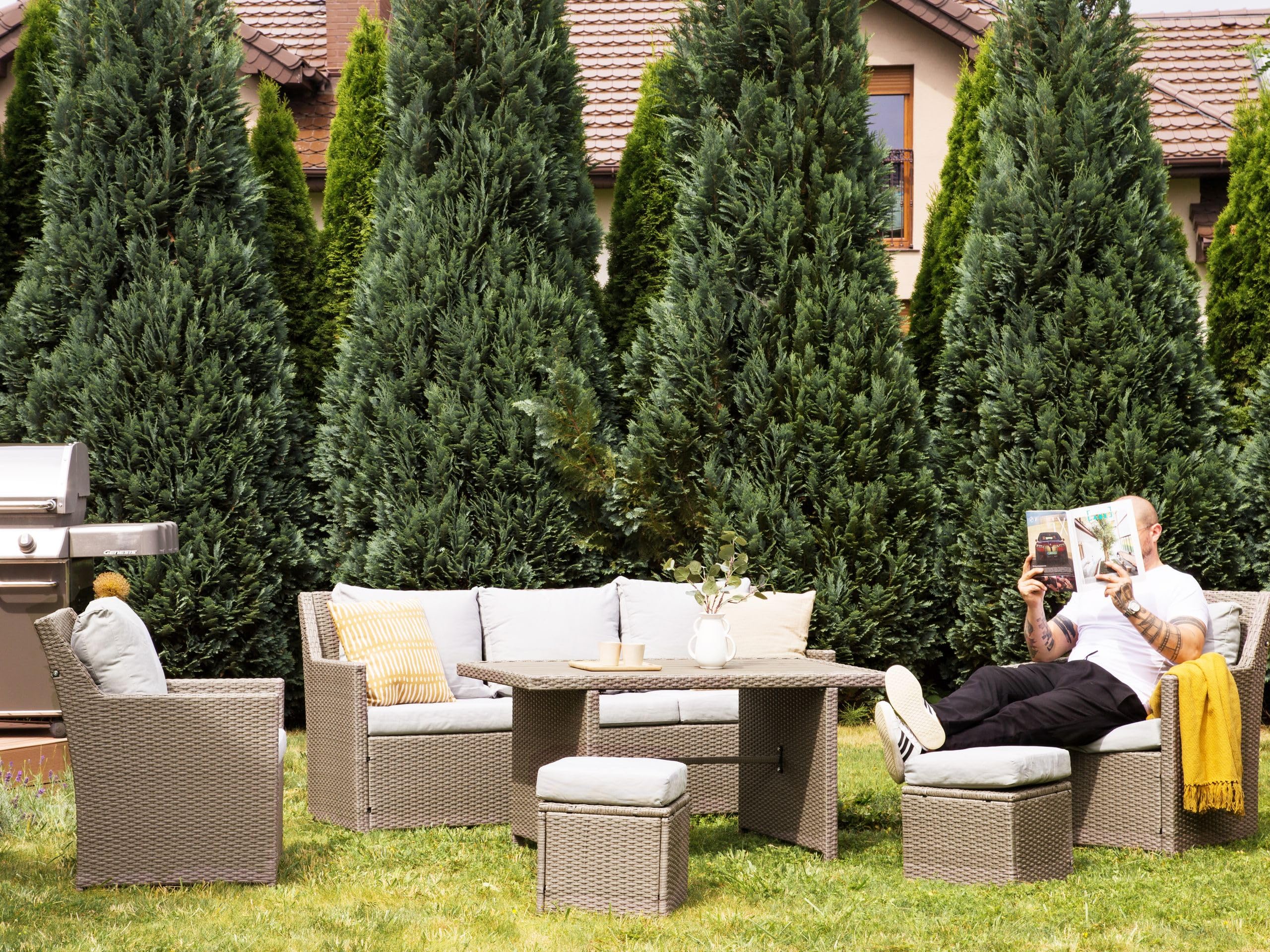 beliani-fonti-lounge-set-5-sitzer-taupe-polyrattan-graue-kissen image 2