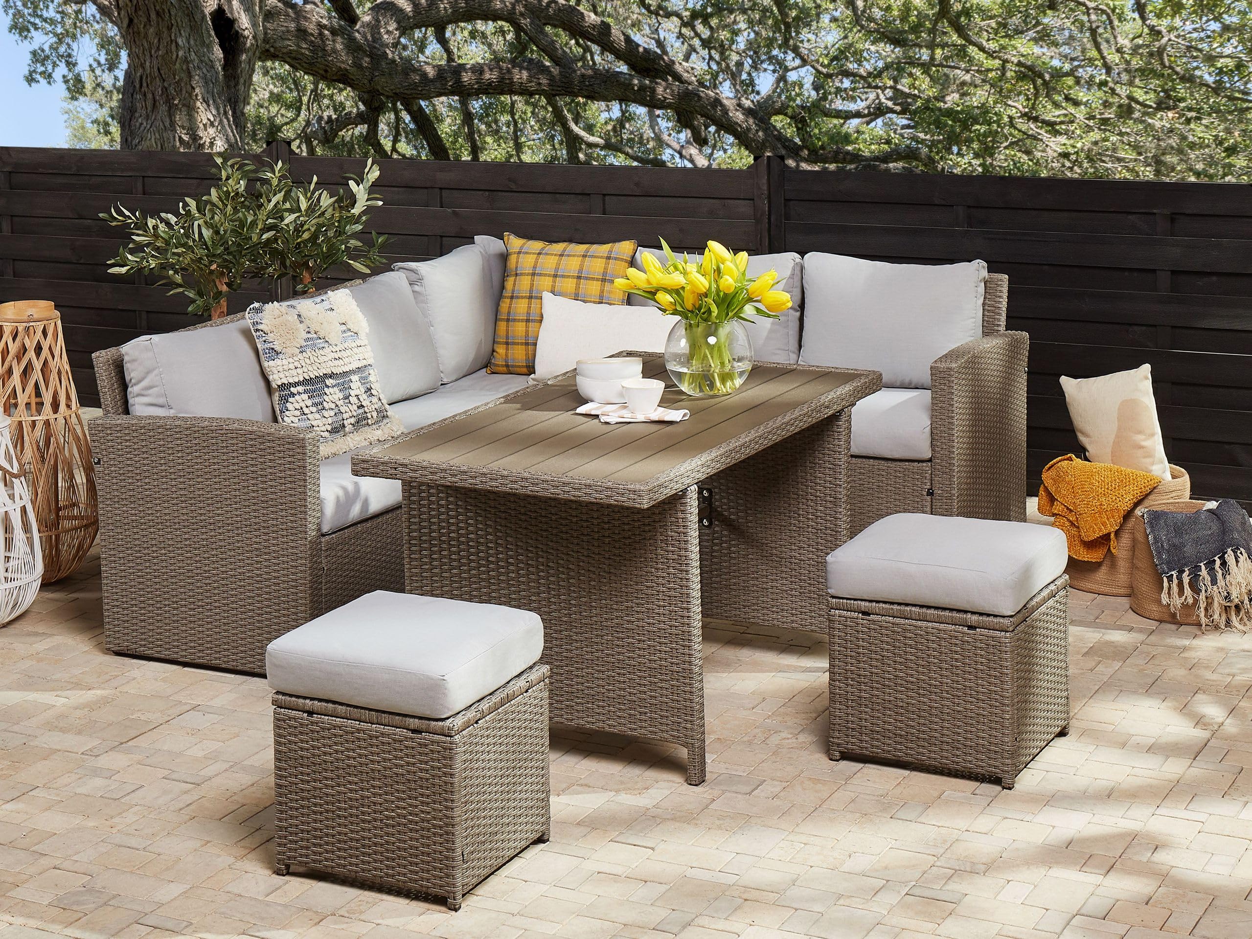 beliani-bardi-lounge-set-5-sitzer-taupe-polyrattan-graue-kissen image 2